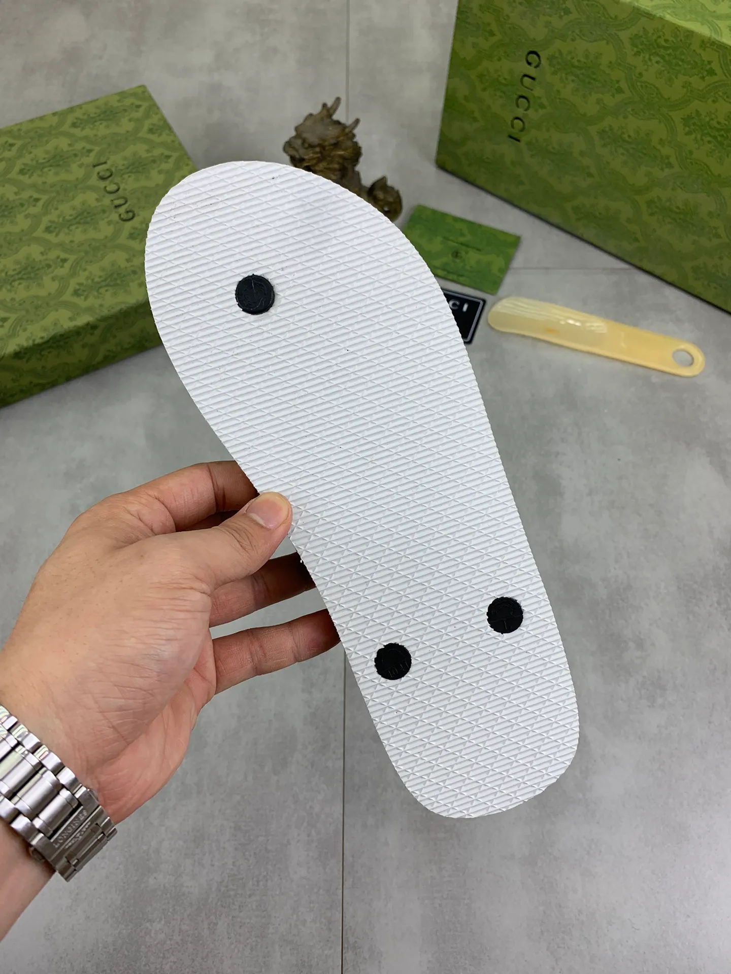 Men's men's shoes 💰P220💰【New style】🆘【GUCCI】Official website's popular Gucci adult couple 🧑‍🤝‍🧑 style, children's flip-flops are on sale at the counter simultaneously! Original fabric imported from Italy. Original bottom provided by the original factory. Size: Adult 36-45. Children’s size: 30-37. Multiple colors available.